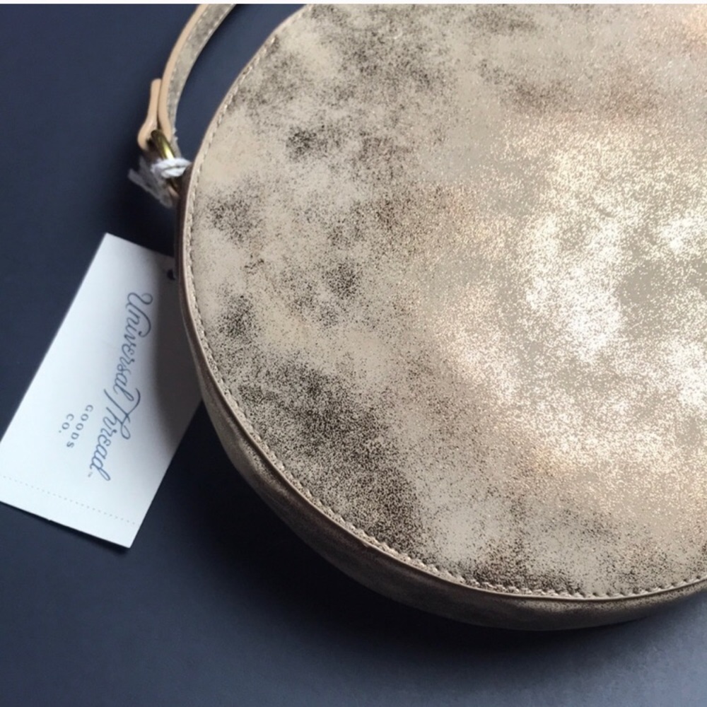 NWT Gold Metallic Crossbody Circle Purse - Picture 2 of 8